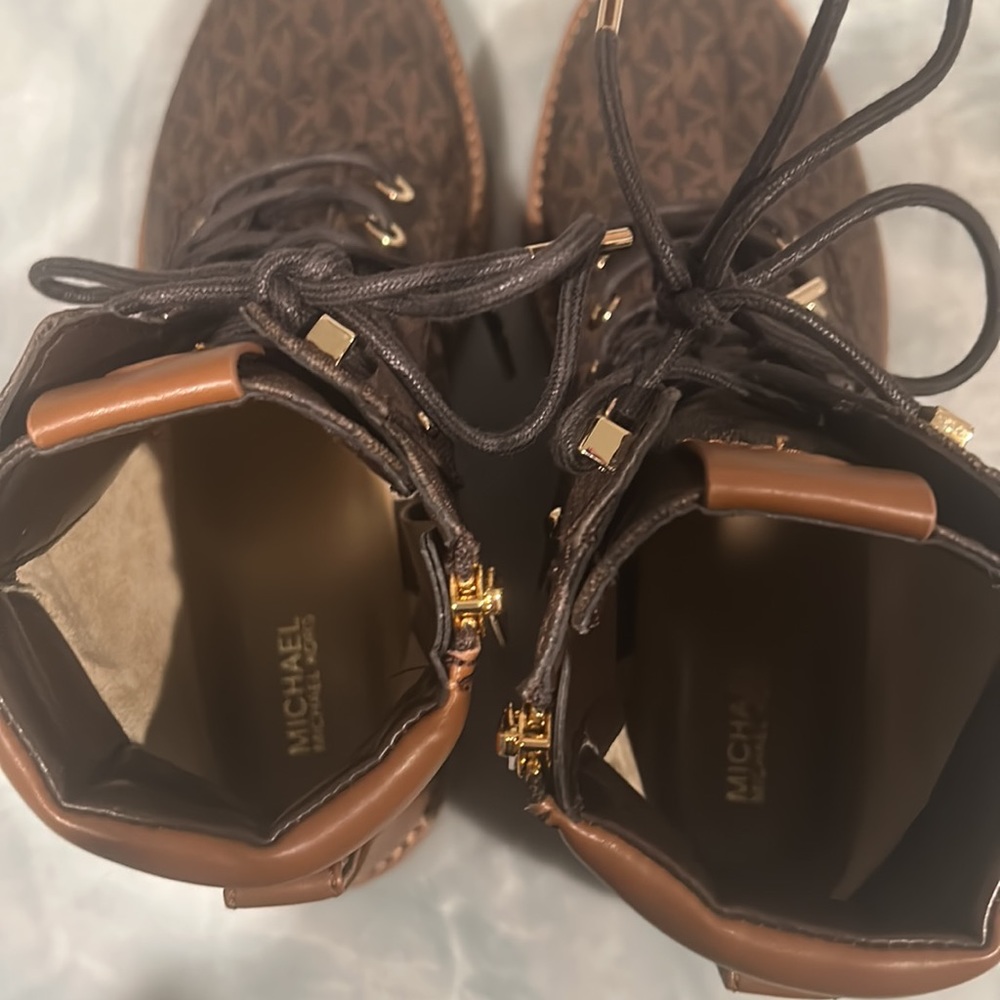 MK used brown and tan boot and purse set size 9 - Picture 4 of 10